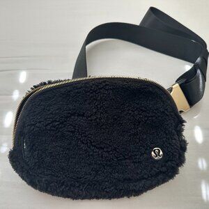 Lululemon Everywhere Black Fleece Crossbody Belt Bag 1L New Without Tag